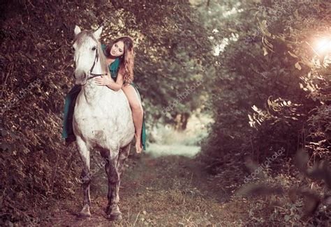 mujer follando con un caballo|Fotos de Mujer folladas por caballo de stock